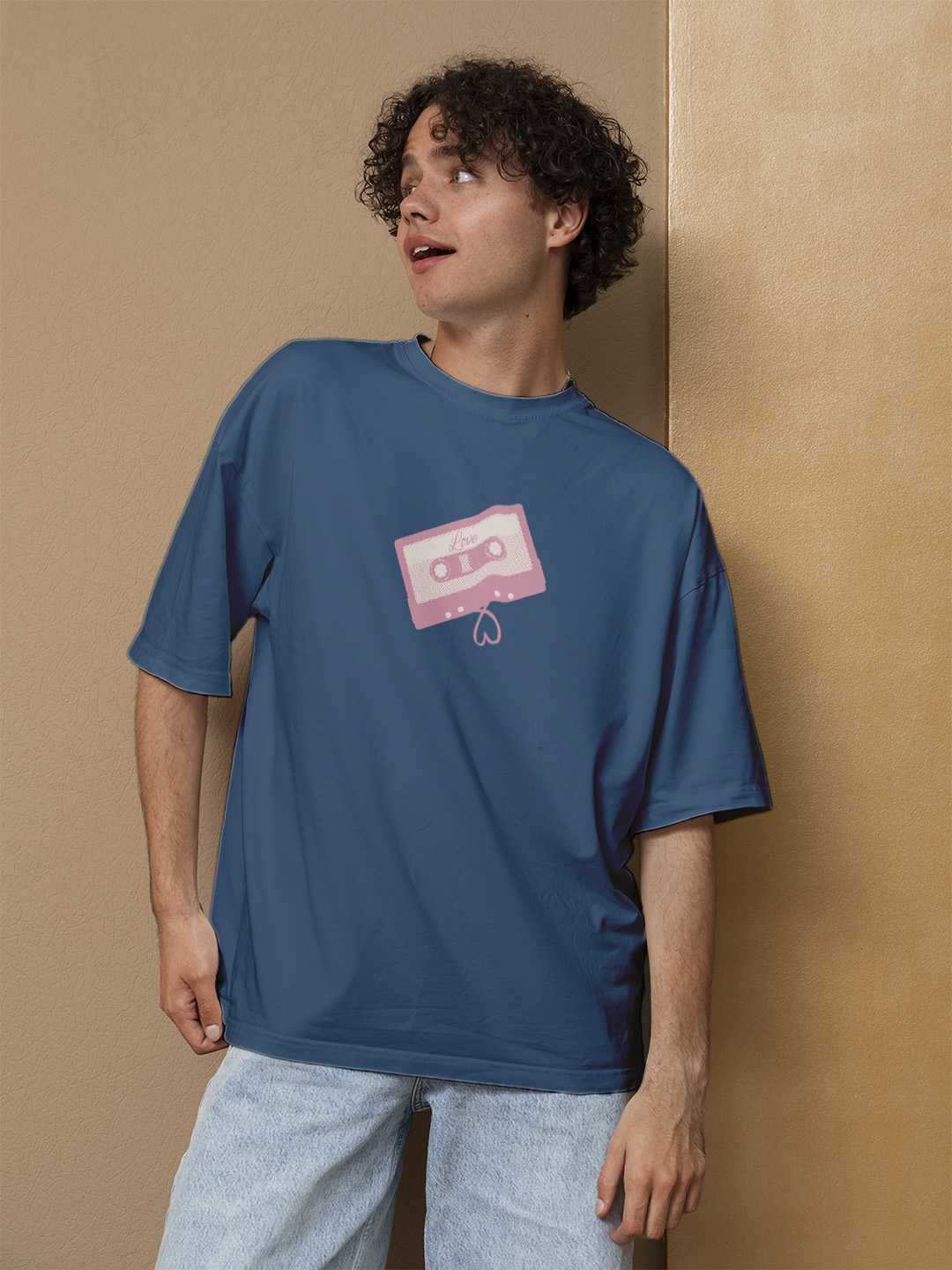 Love is all we need Oversized Tee