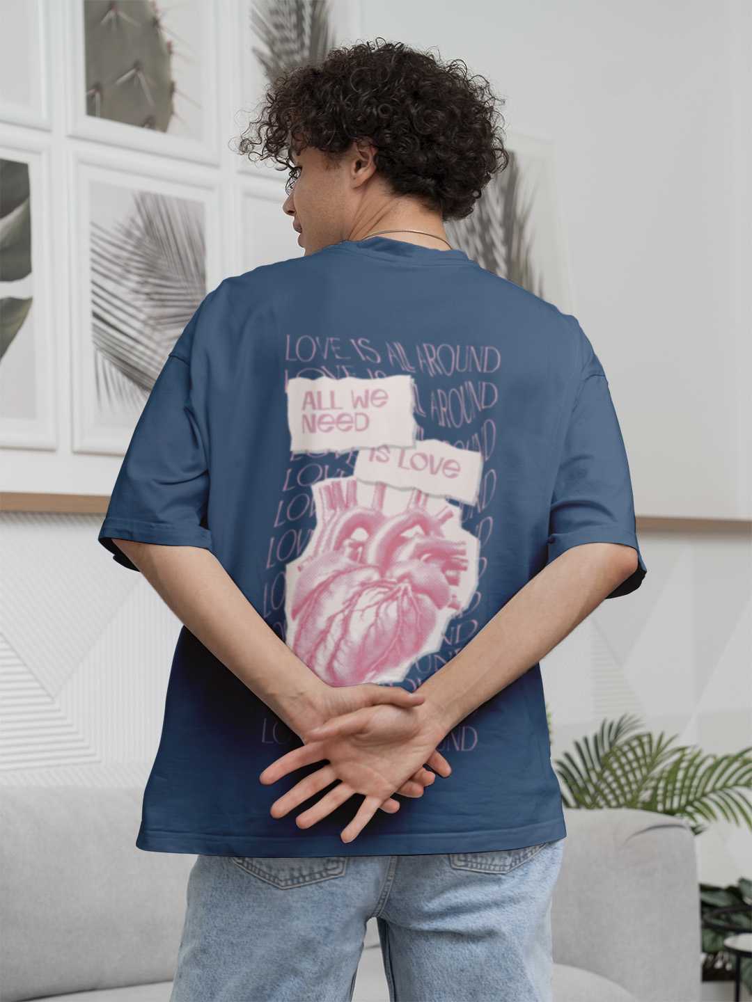 Love is all we need Oversized Tee