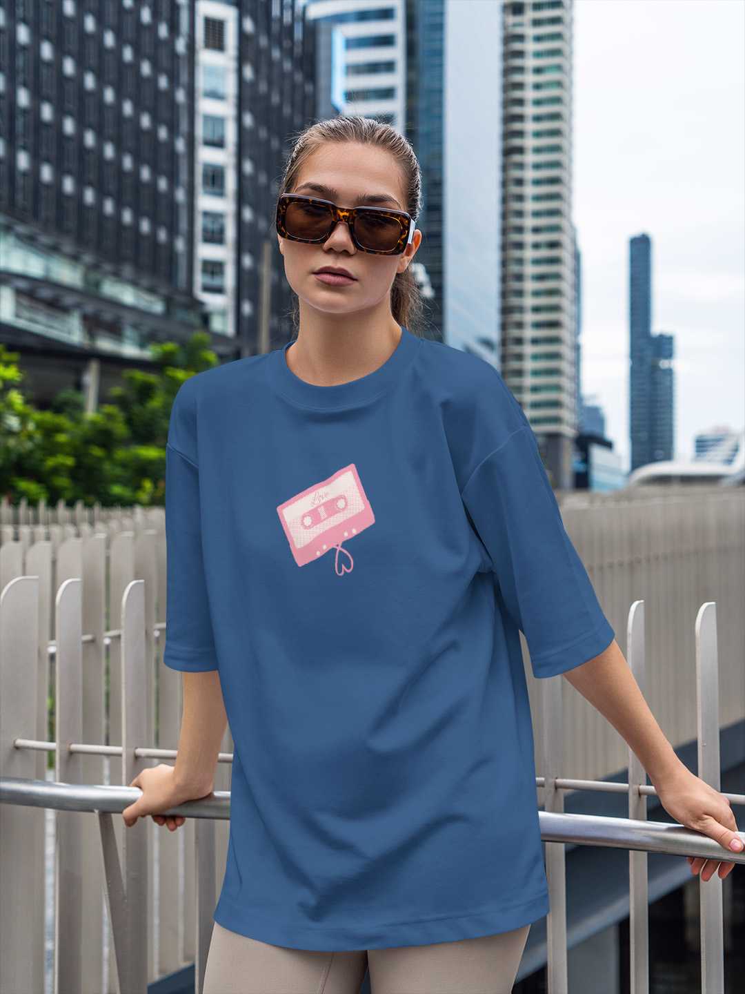 Love is all we need Oversized Tee