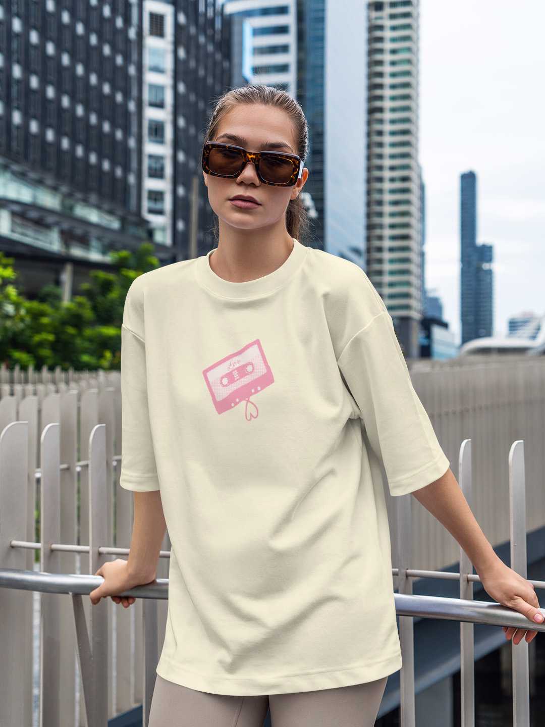 Love is all we need Oversized Tee