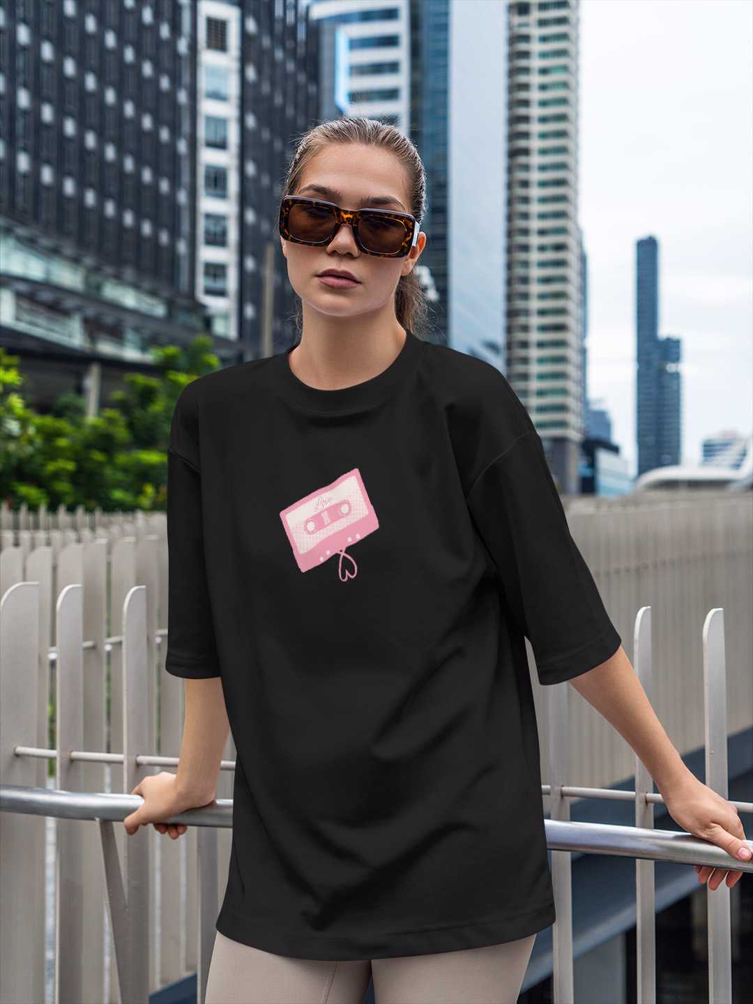 Love is all we need Oversized Tee