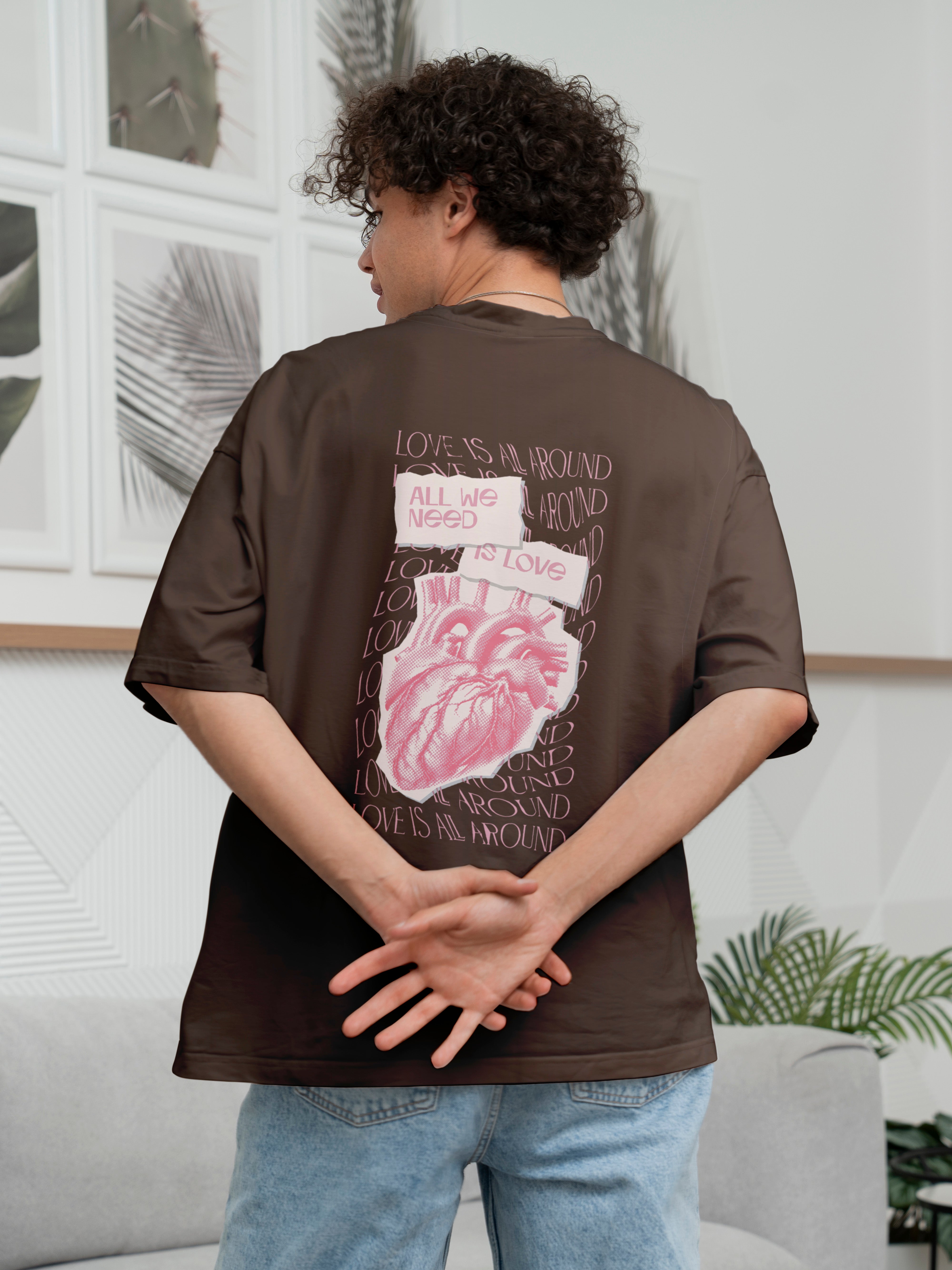 Love is all we need Oversized Tee