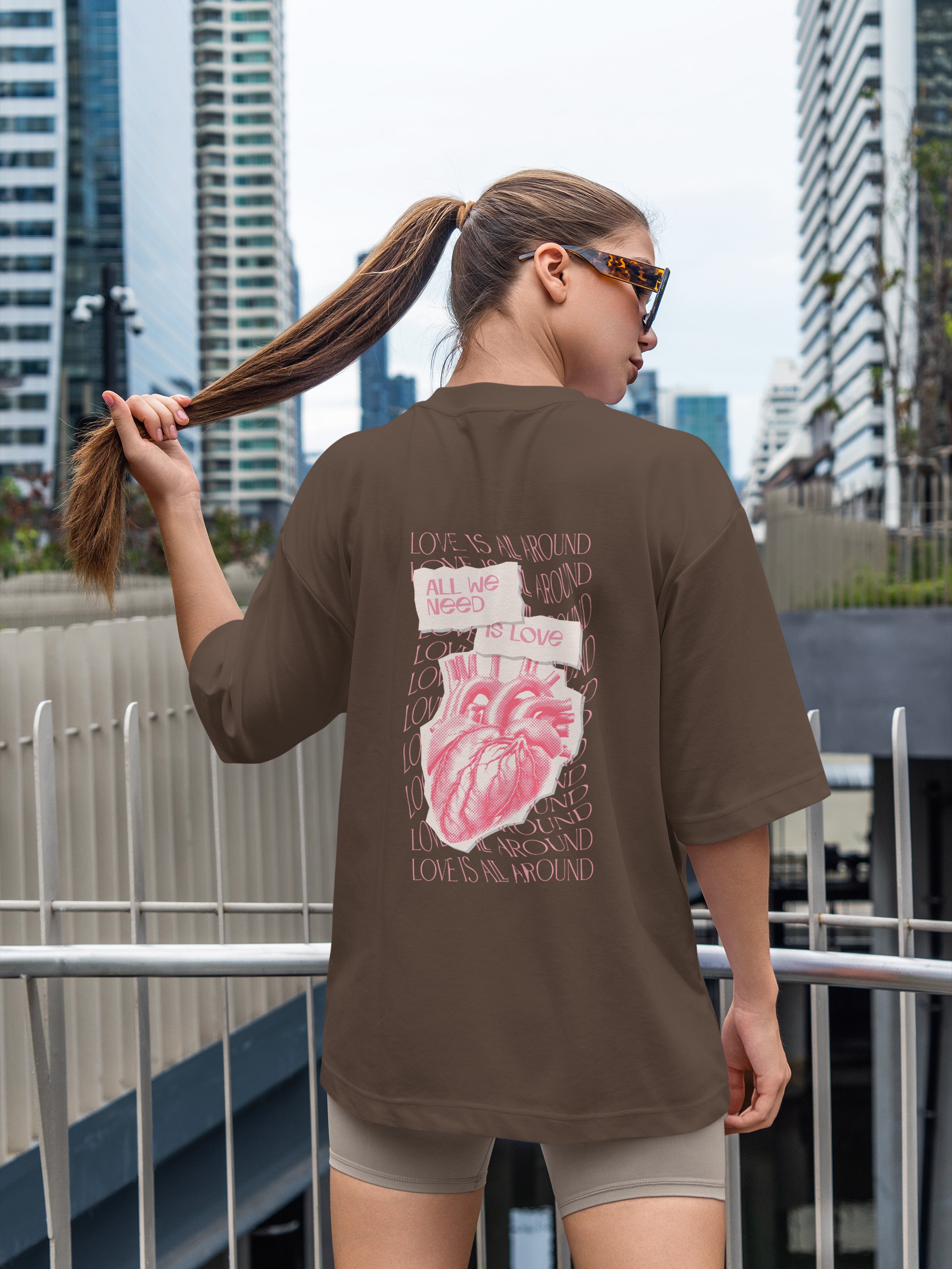 Love is all we need Oversized Tee