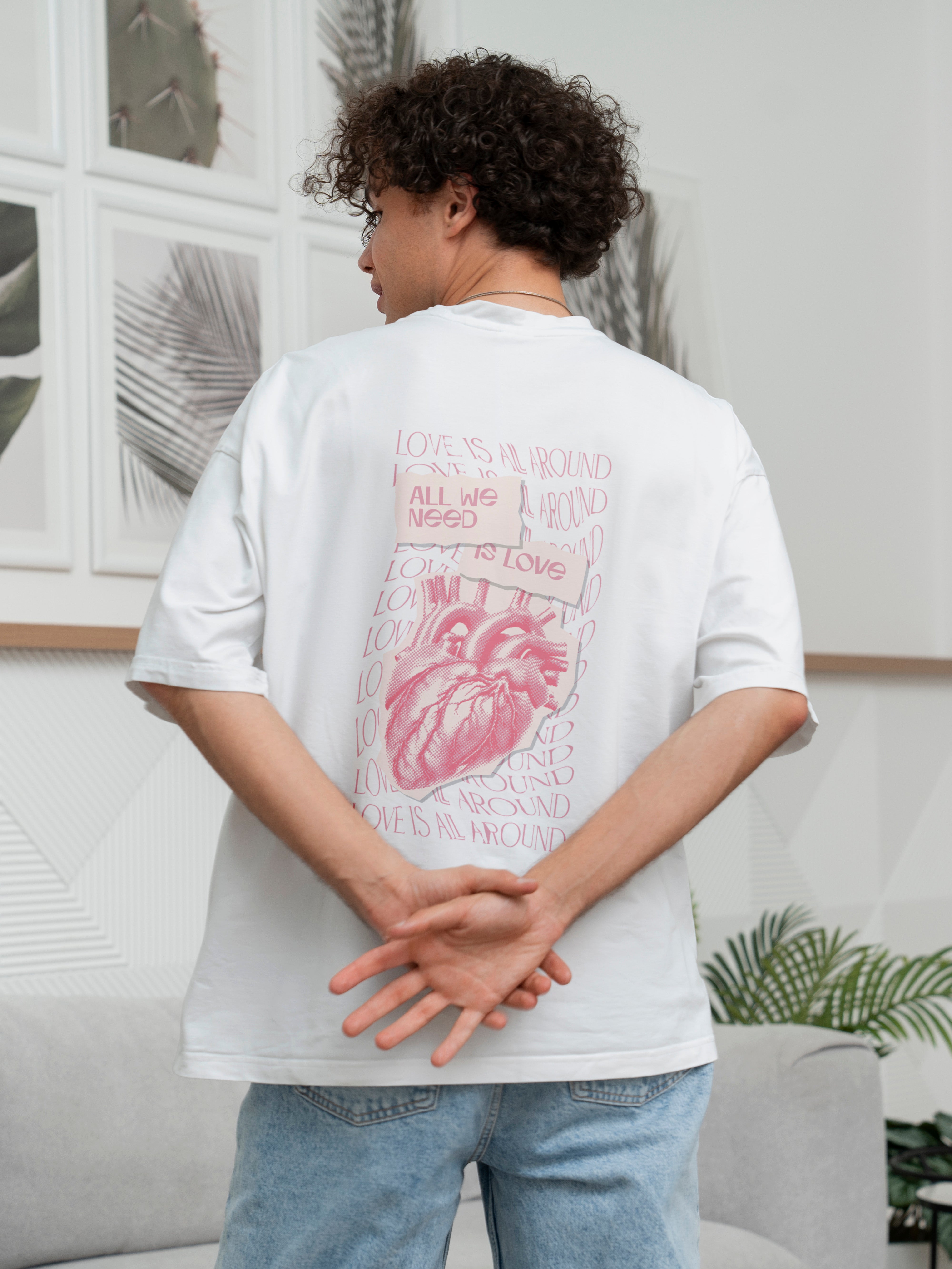 Love is all we need Oversized Tee