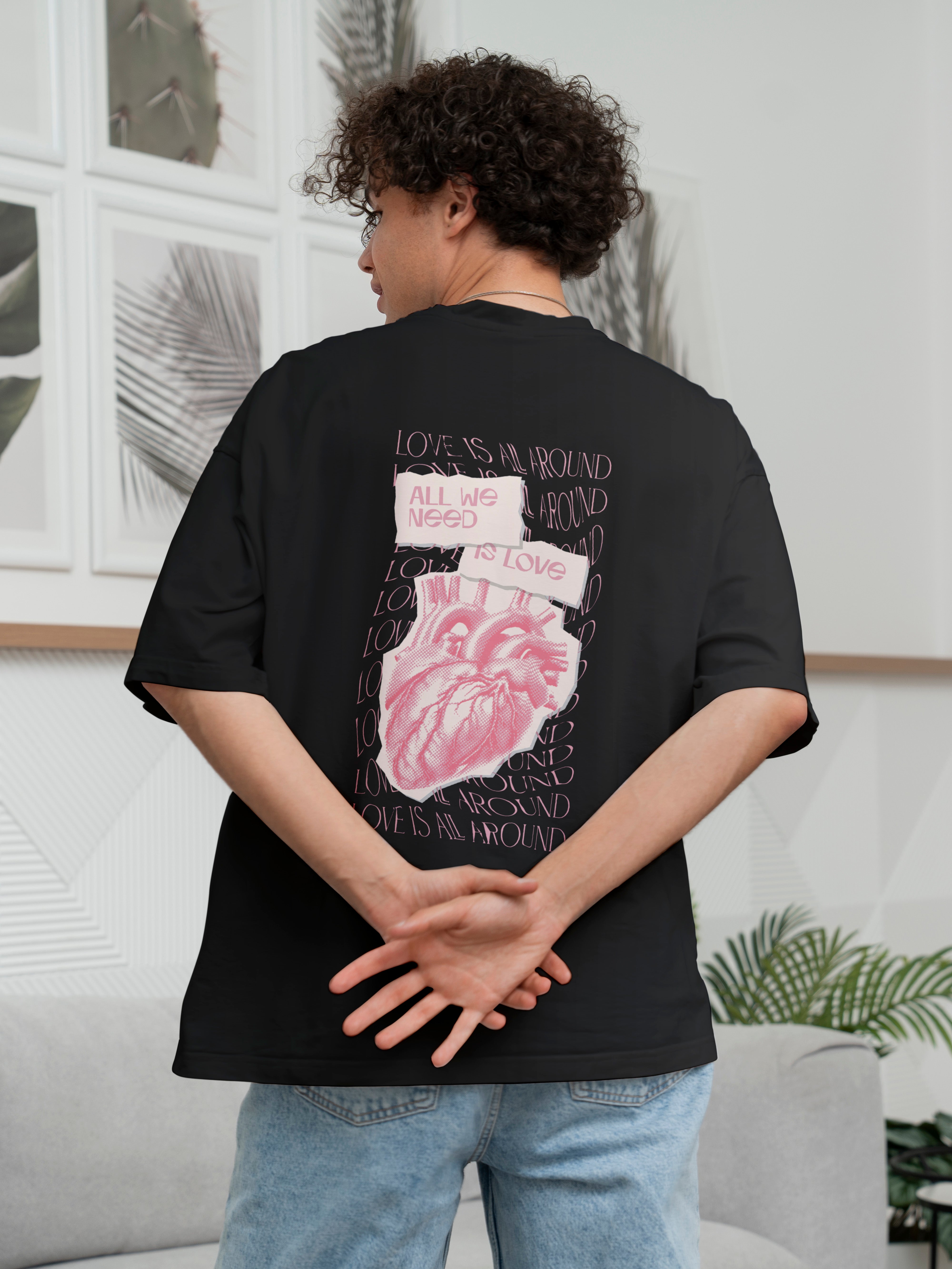 Love is all we need Oversized Tee