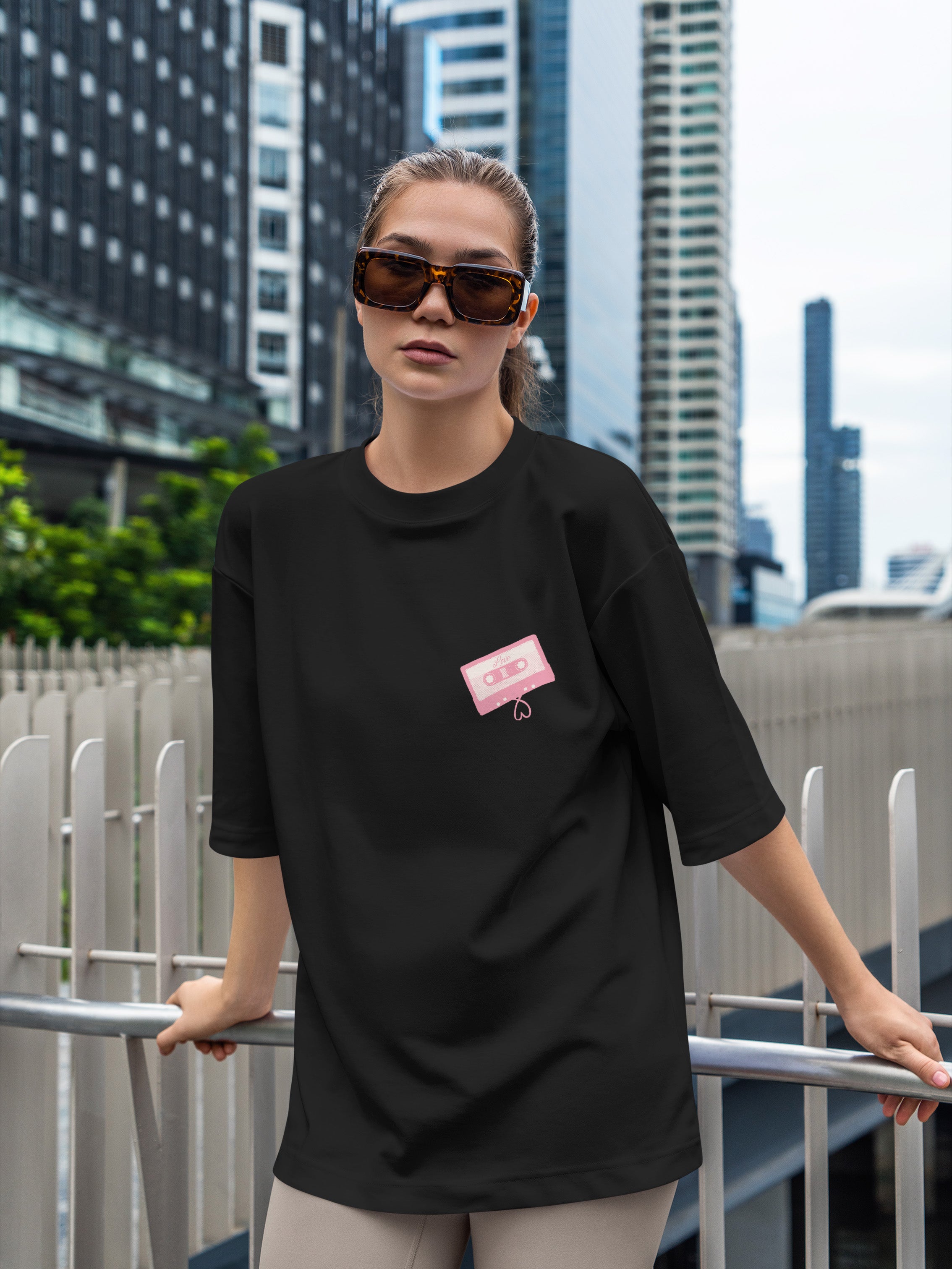 Love is all we need Oversized Tee