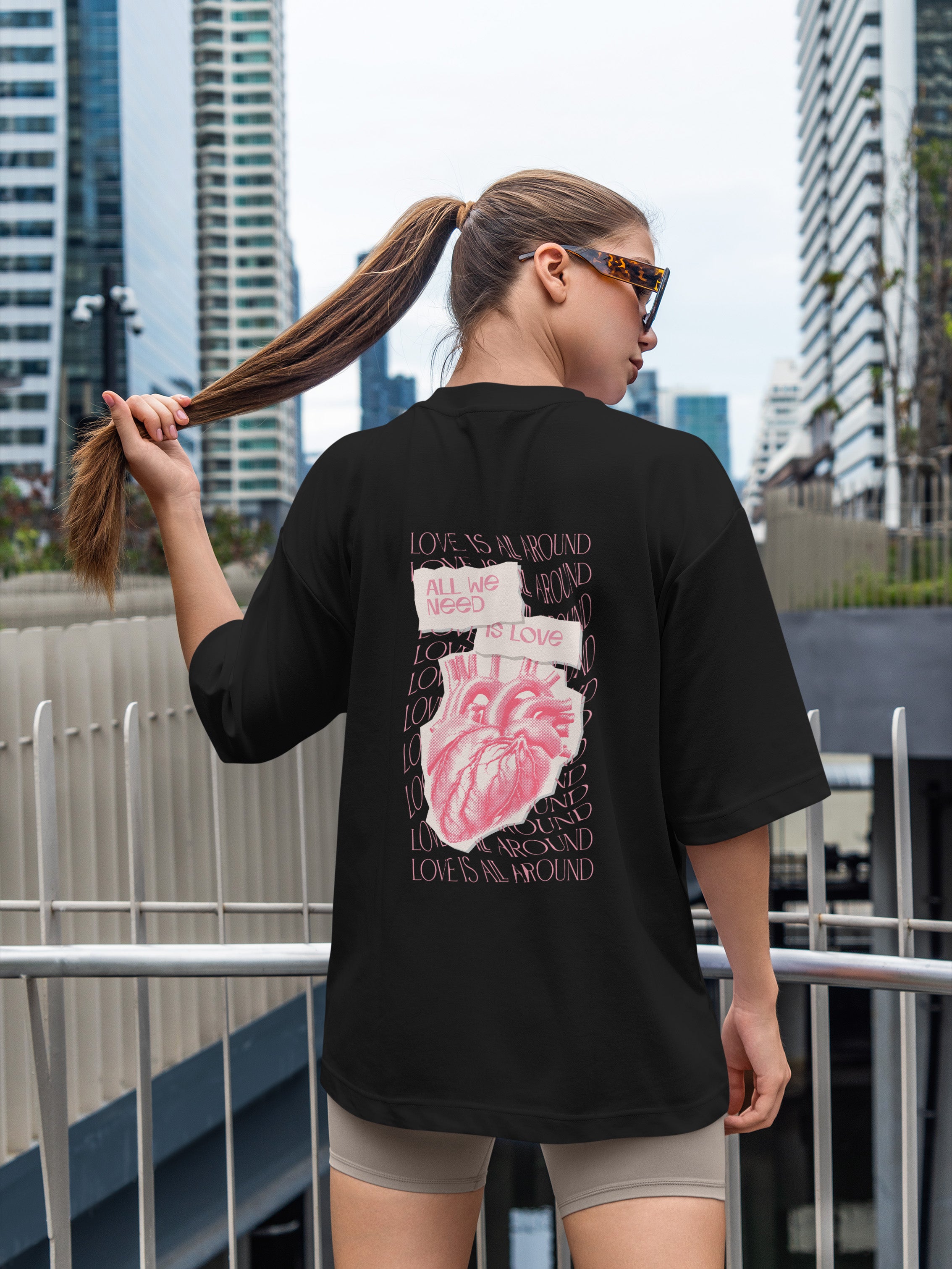Love is all we need Oversized Tee